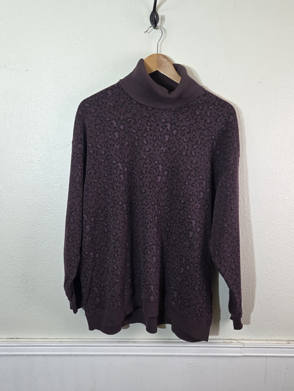 American Eagle Jegging Fit XS Leopard Turtleneck Sweatshirt Oversized Purple